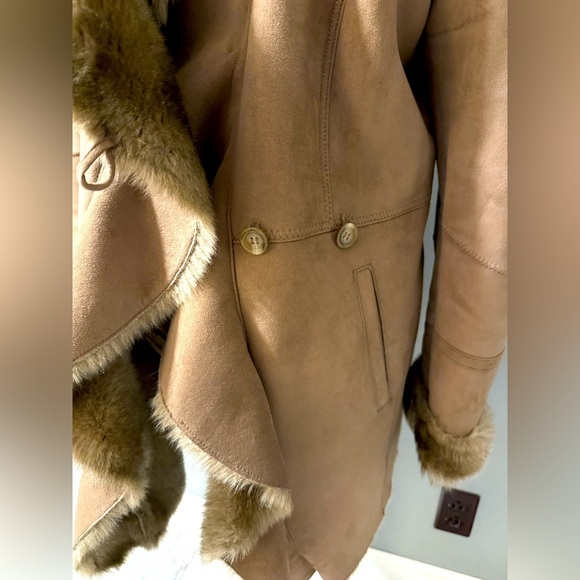 Elegant Tan Coat with Faux Fur Trim - Picture 4 of 8